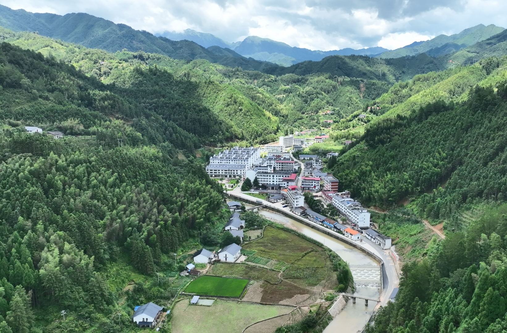 青山乡：以“四红”党建引领灾后重建 绘就乡村振兴新画卷