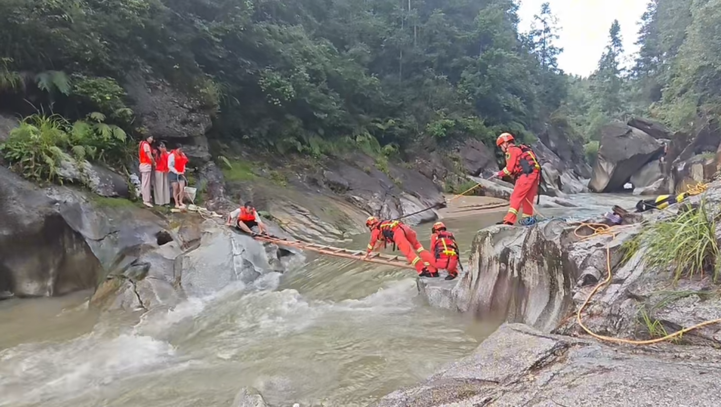 河道涨水4人被困 桂东县消防救援大队紧急救援