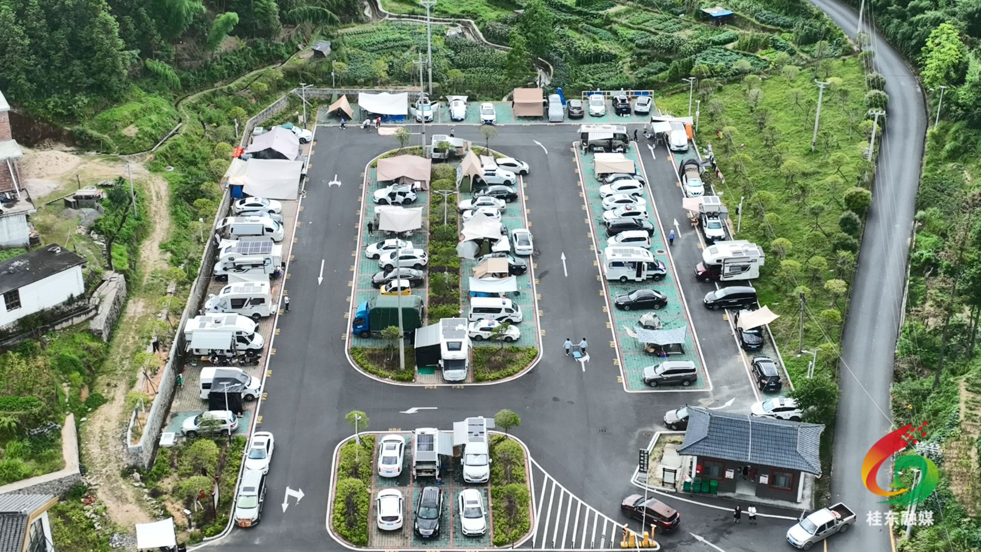 清凉山水引房车云集 避暑经济促乡村振兴