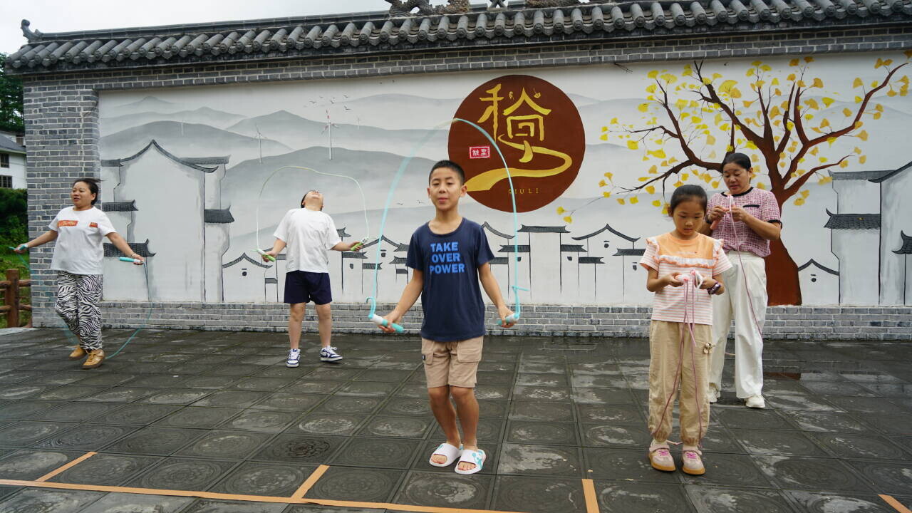 秋里村举办全民健身挑战赛 避暑之旅变身心疗愈之行
