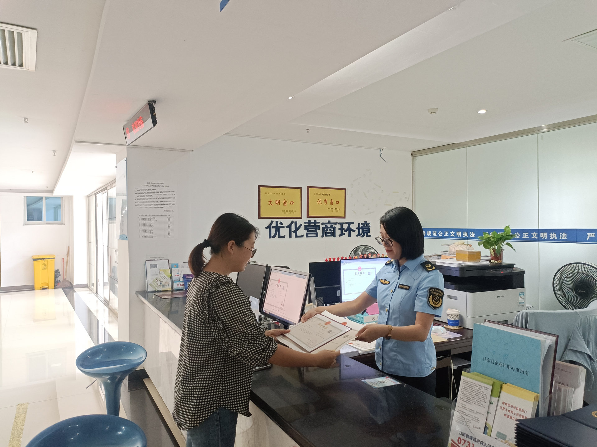 桂东县颁发首张“个转企”营业执照