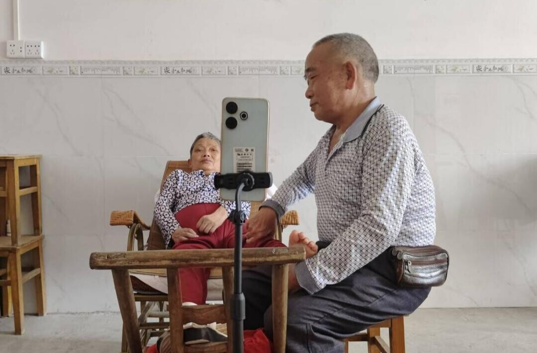 凡人之歌丨桂东罗明开：努力成为瘫痪妻子最可靠的 “康复仪器”