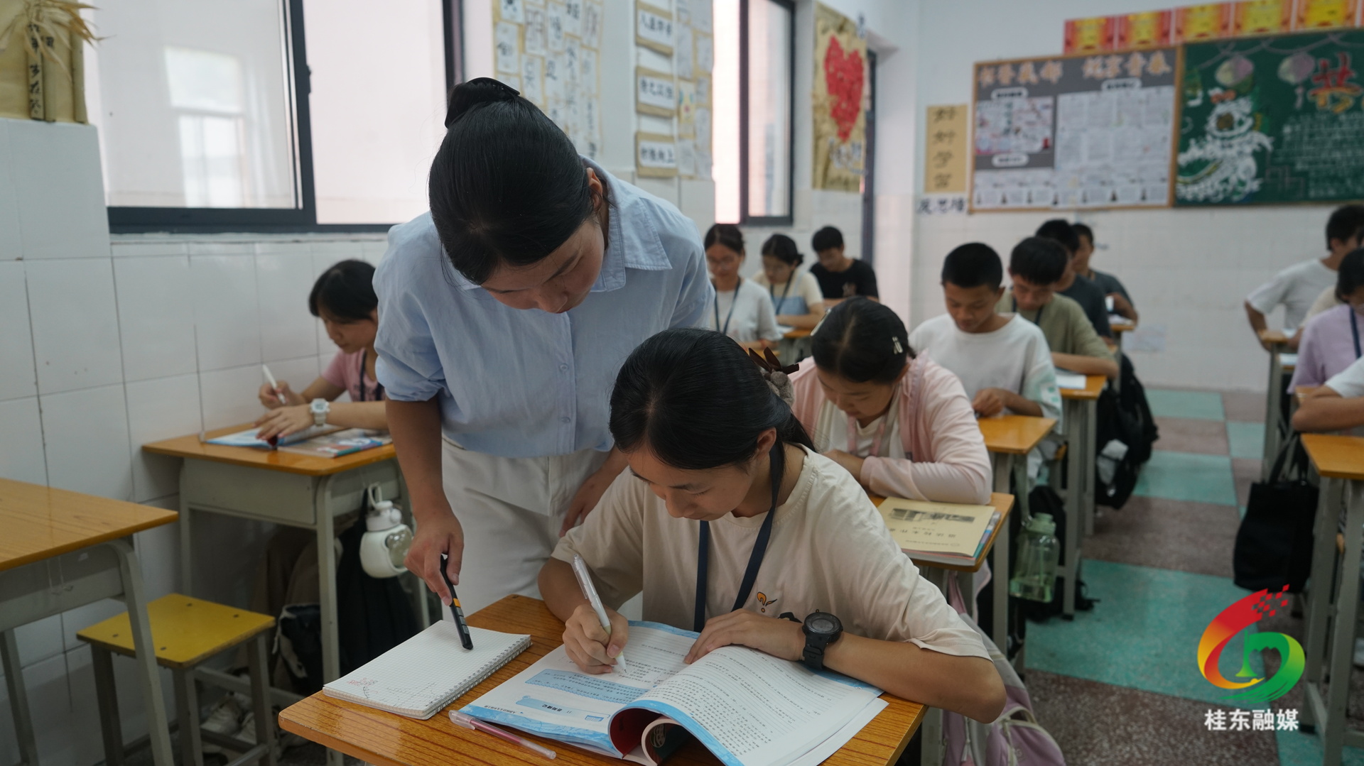 榜样的力量|郭真蓉：用爱与责任点亮多村学子心灯