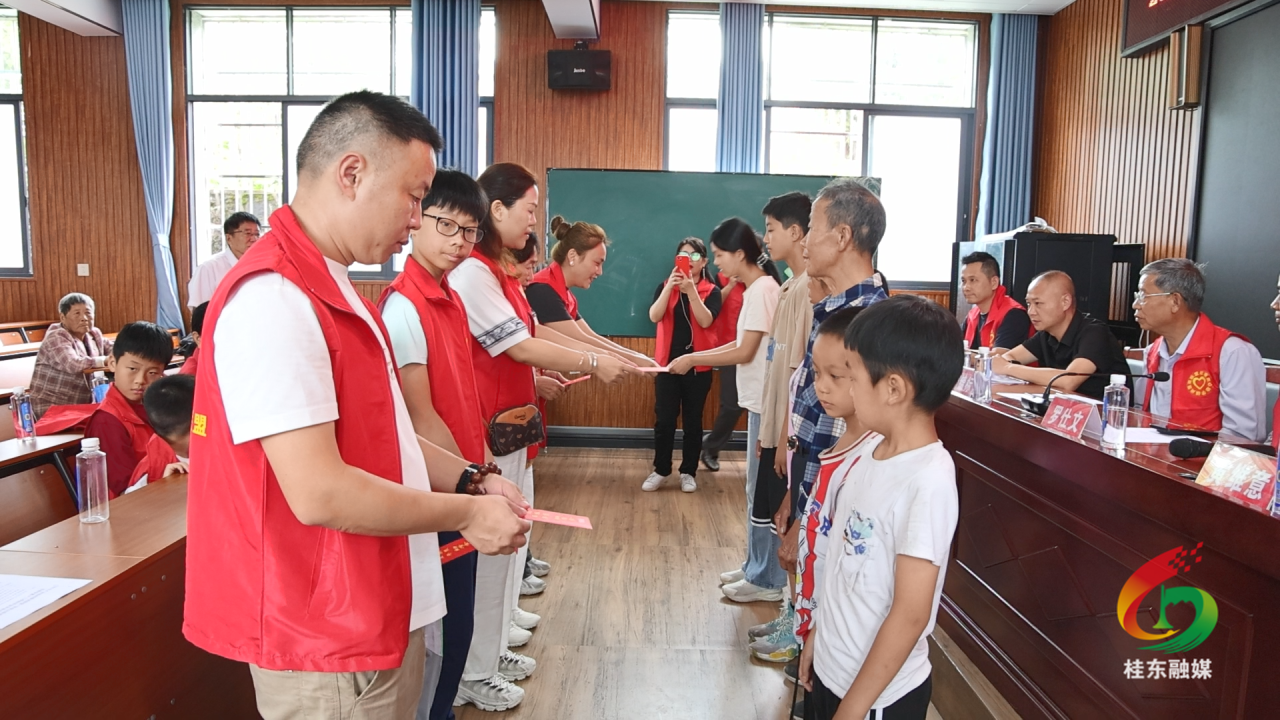 广州领尚服装联盟爱心团队：爱心助学十二年 点亮学子求学梦