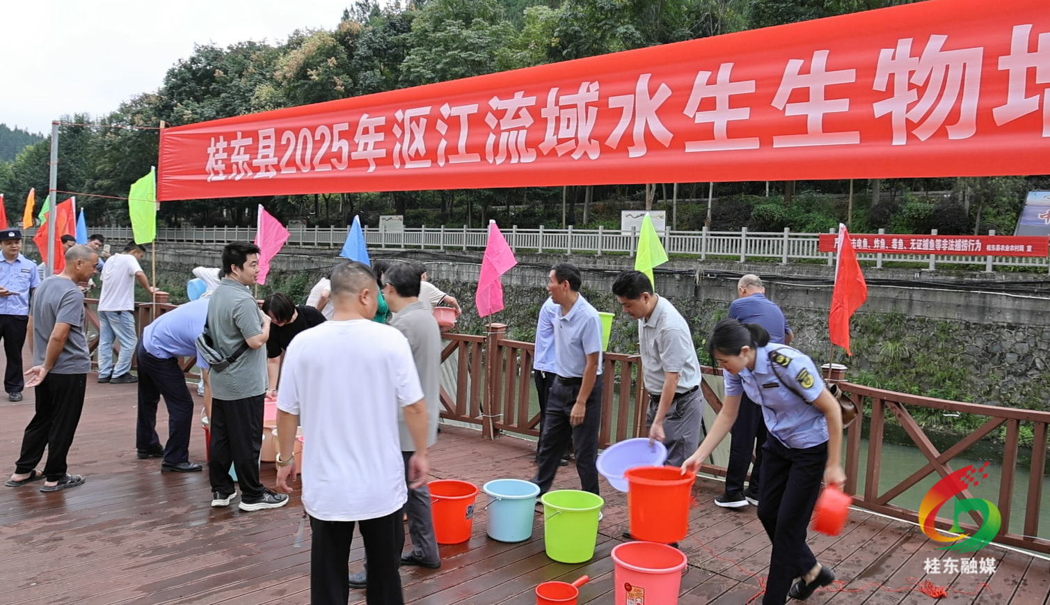 桂东向沤江放流150万尾鱼苗