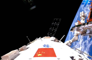 红旗映山河