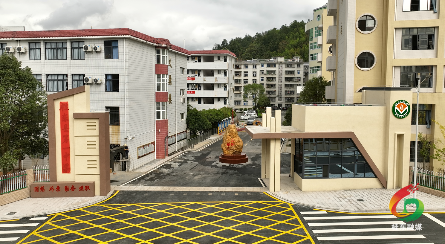 奋进桥通民生路 智慧门启成才梦