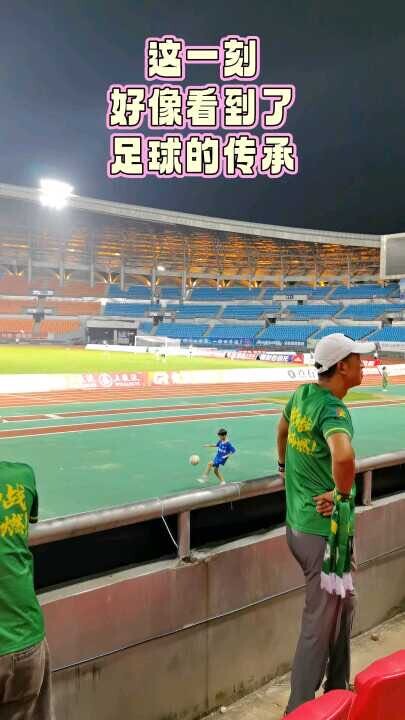 一个多小时的时间，郴州队员在场内练球，小朋友在场周颠球，家长在看台区排练考核。 #湘超 #郴州队#足球