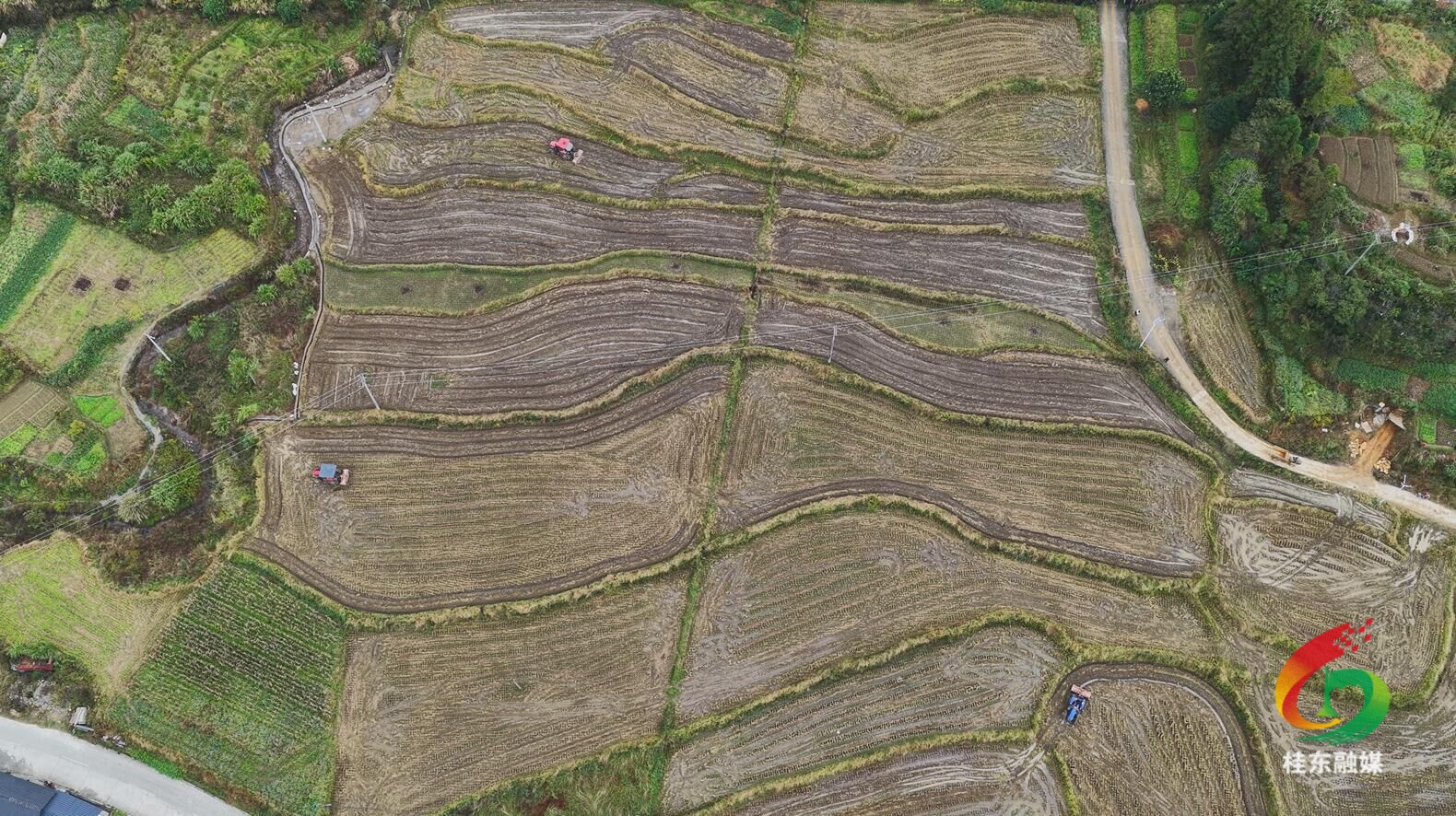 秋冬无闲田 农机唱主角