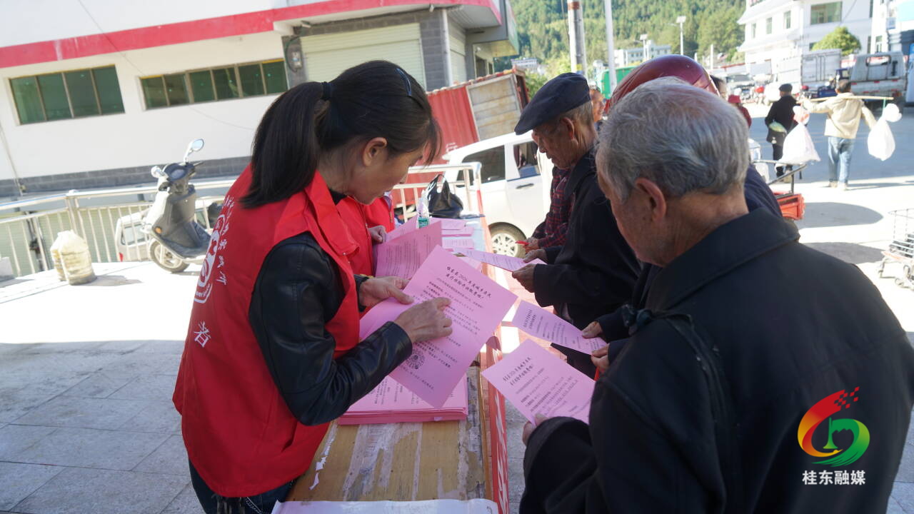 四都镇：医保宣传进集市 便民服务零距离