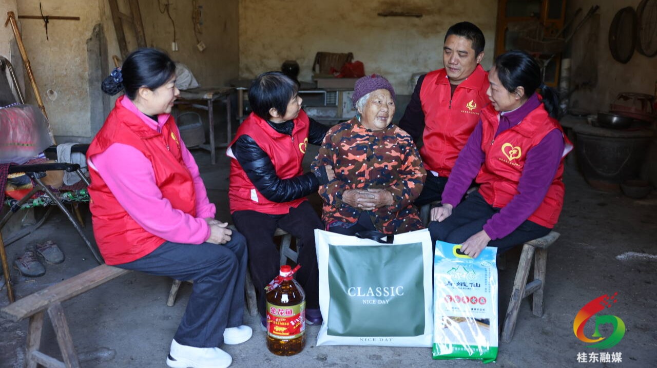 县星火志愿者协会开展“暖冬行动”  为高龄特困老人送物资