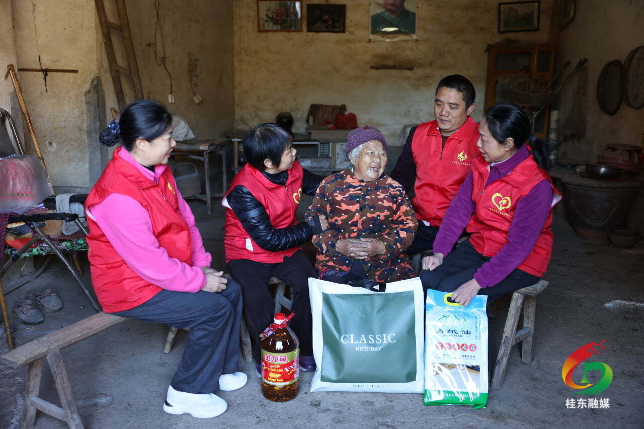 县星火志愿者协会开展“暖冬行动” 为高龄特困老人送物资