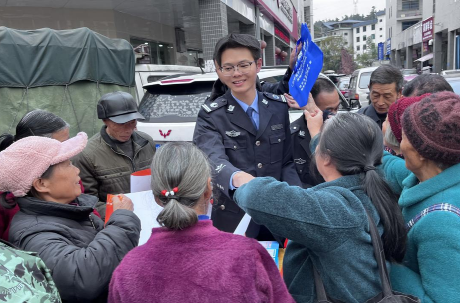桂东寨前：赶集普法 春风暖民心