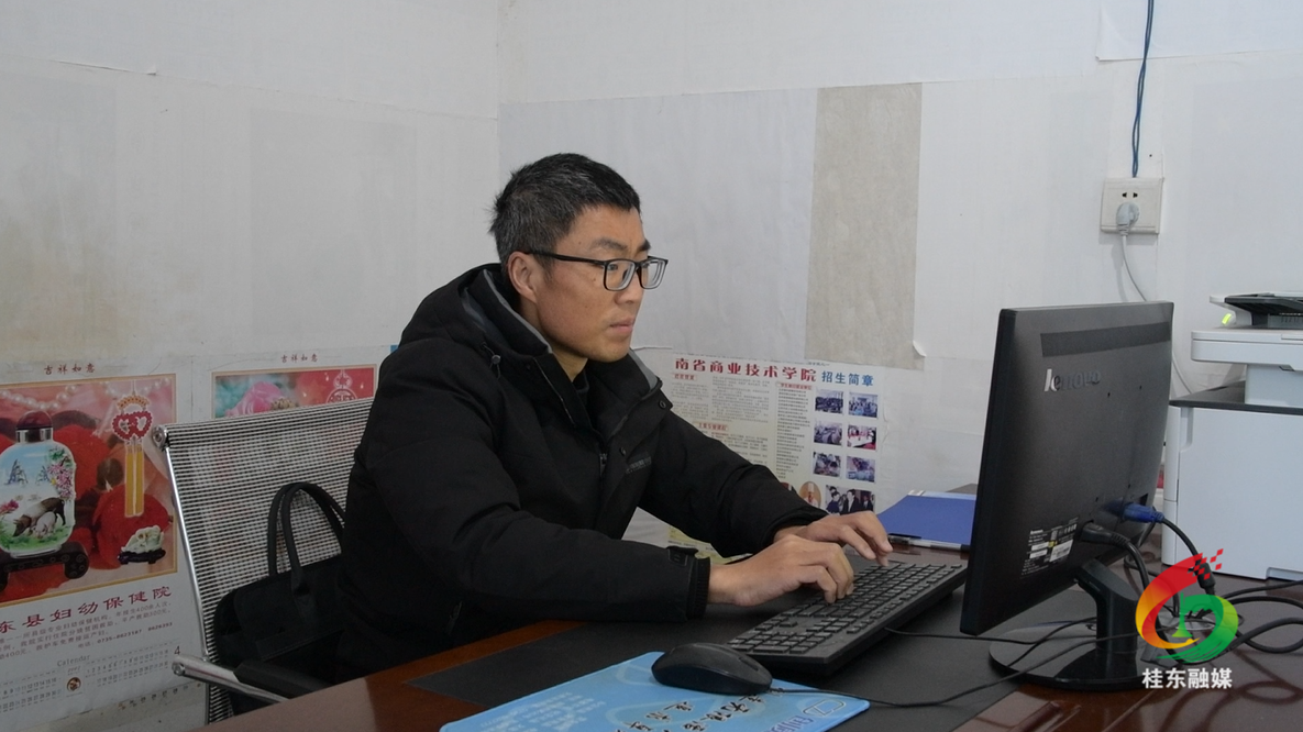 政协委员风采|何佳：扎根乡土践初心 履职为民担使命