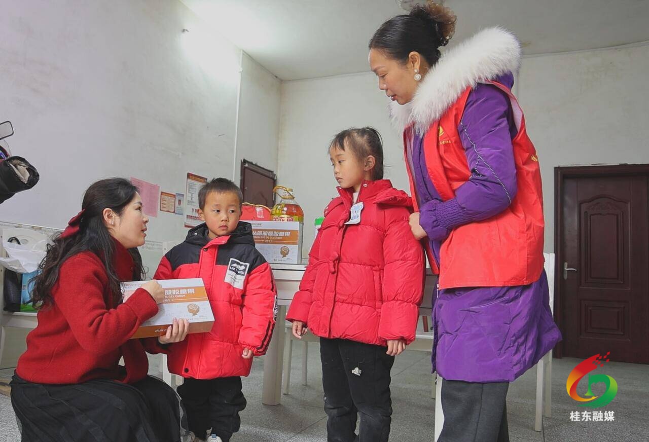 爱心人士返乡为困难儿童送温暖