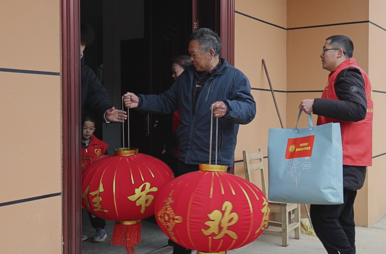 文明实践暖寒冬 志愿服务送真情