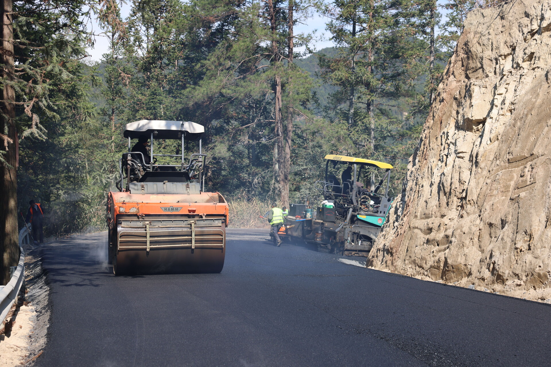 新坊龙溪村：X127线改建工程加速推进 助力乡村振兴与旅游发展