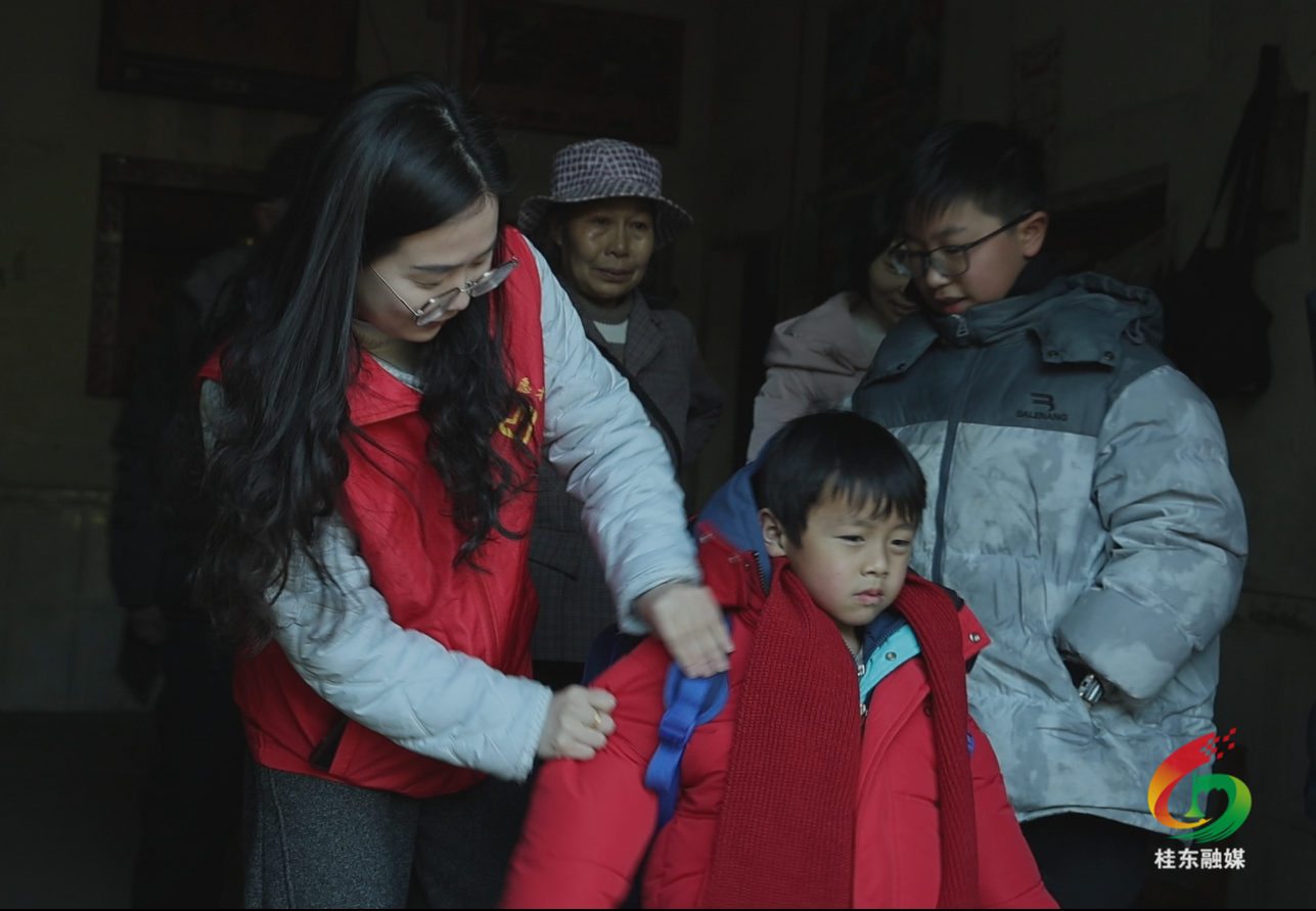 团县委县文联携手志愿者组织开展走访慰问活动