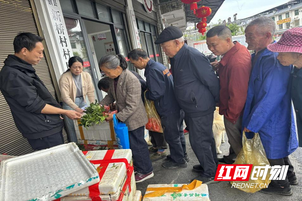寨前镇：免费发放物资暖民心  惠民服务显担当