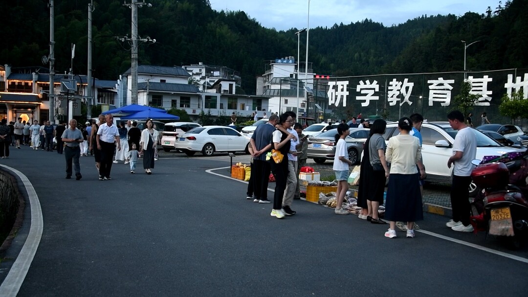 沤江镇金洞村：乡村夏夜人气旺 避暑纳凉正当时