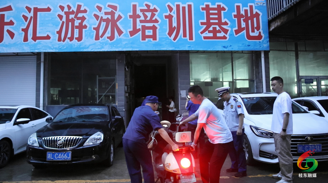 多部门联合夜查 筑牢小区消防安全屏障