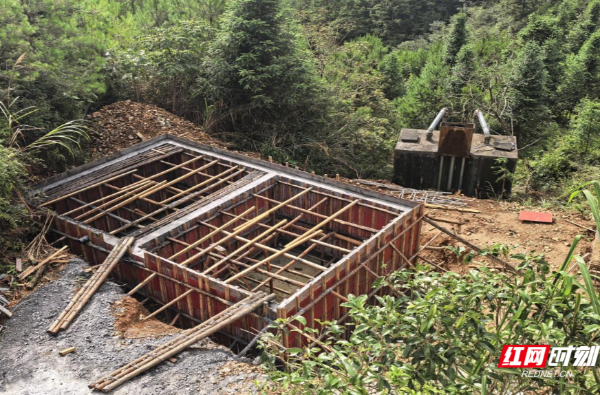 桂东县四都镇：山腰新水池 解决“用水愁”