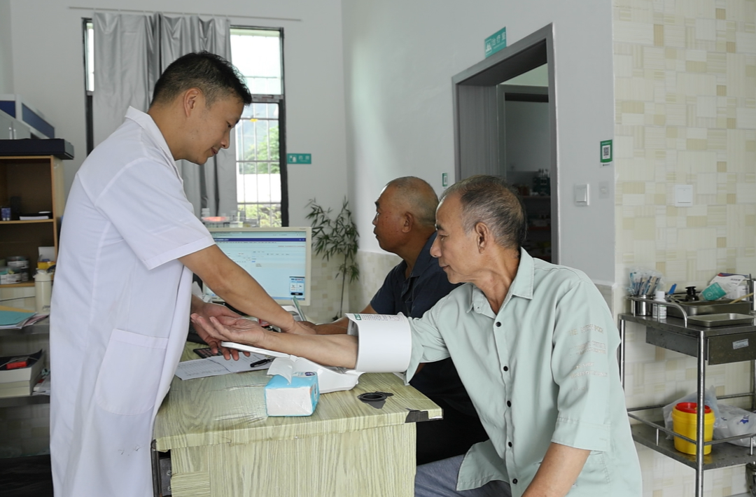 县卫健局：提质升级村卫生室 筑牢乡村健康防线