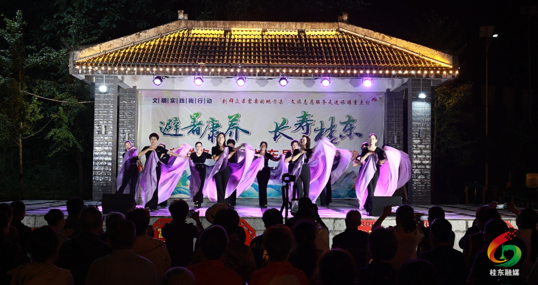 沤江镇青竹村：“村晚”点燃23℃的夏夜激情