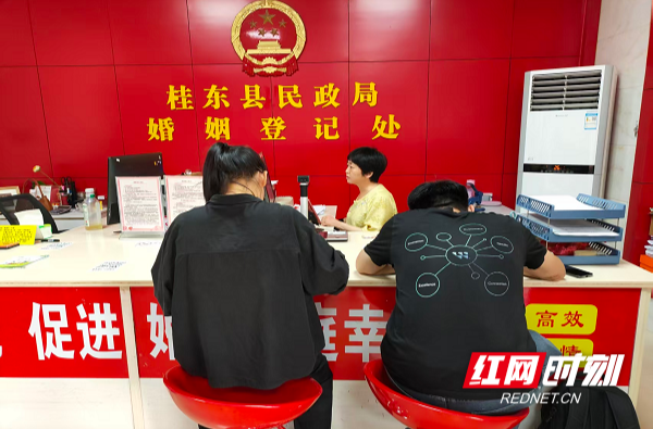桂东县：七夕扬新风 婚育暖万家