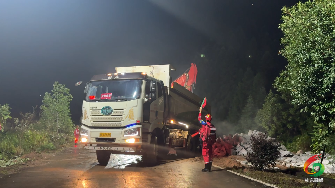 桂东：昼夜抢修受损道路 多级多部门联动保通畅
