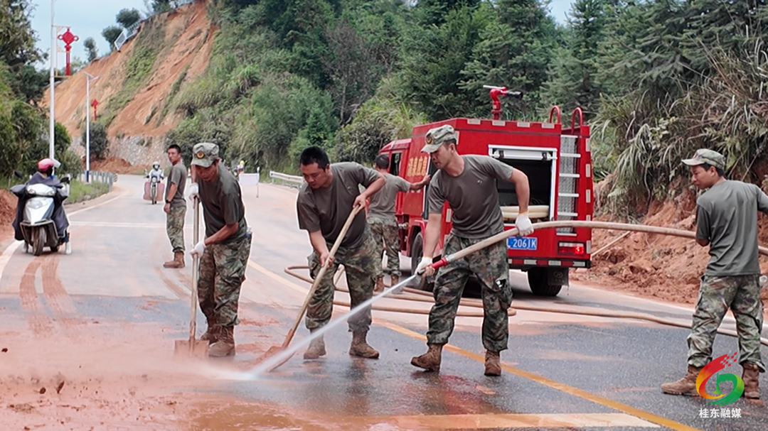 民兵应急连奋战清泉镇 清淤除障恢复家园