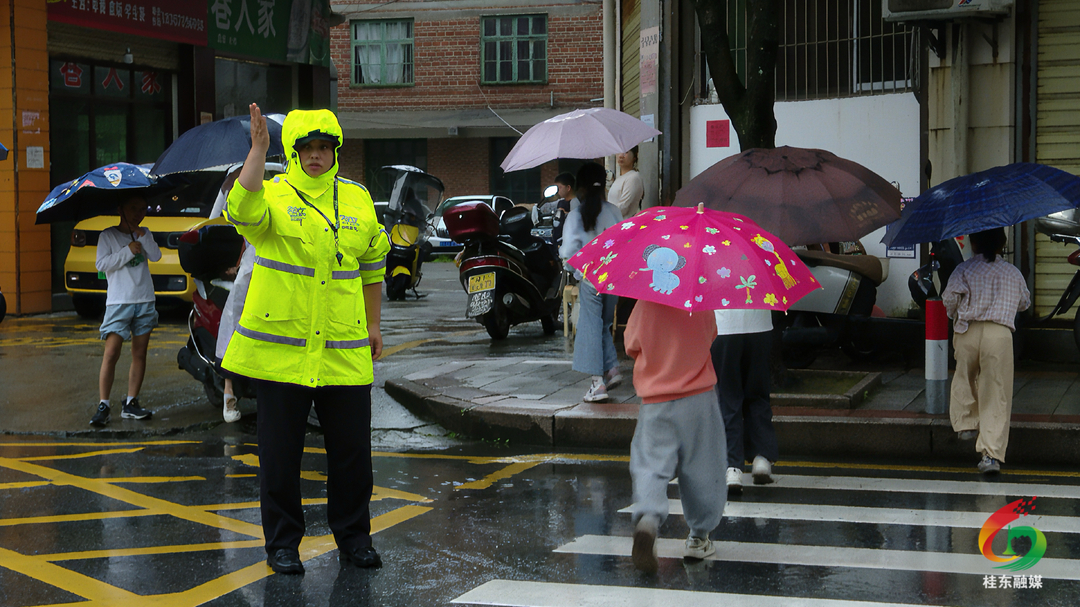 雨中护学岗 暖心守平安