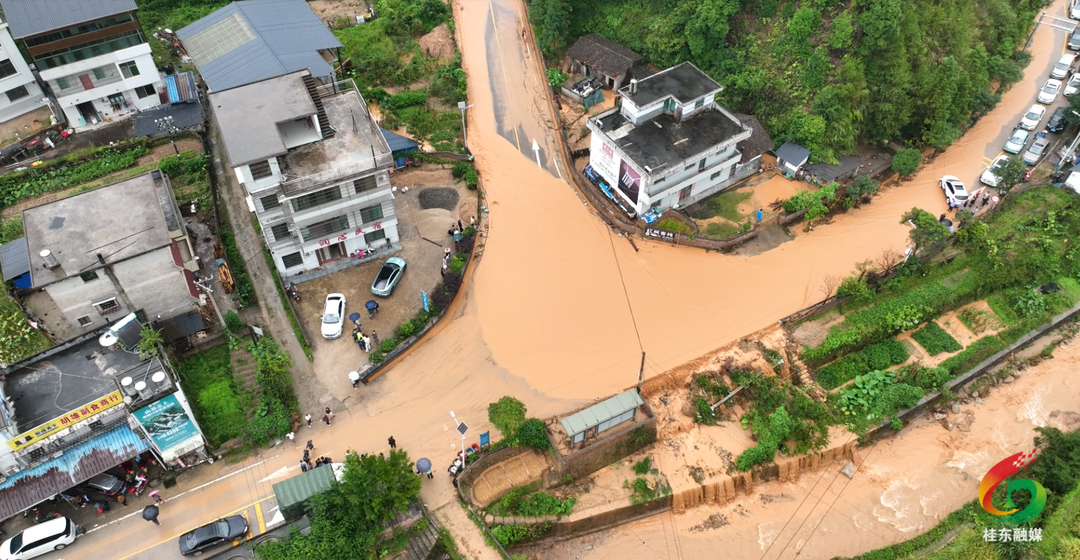 暴雨突袭致X009县道阻断 桂东县紧急抢险全力保畅通