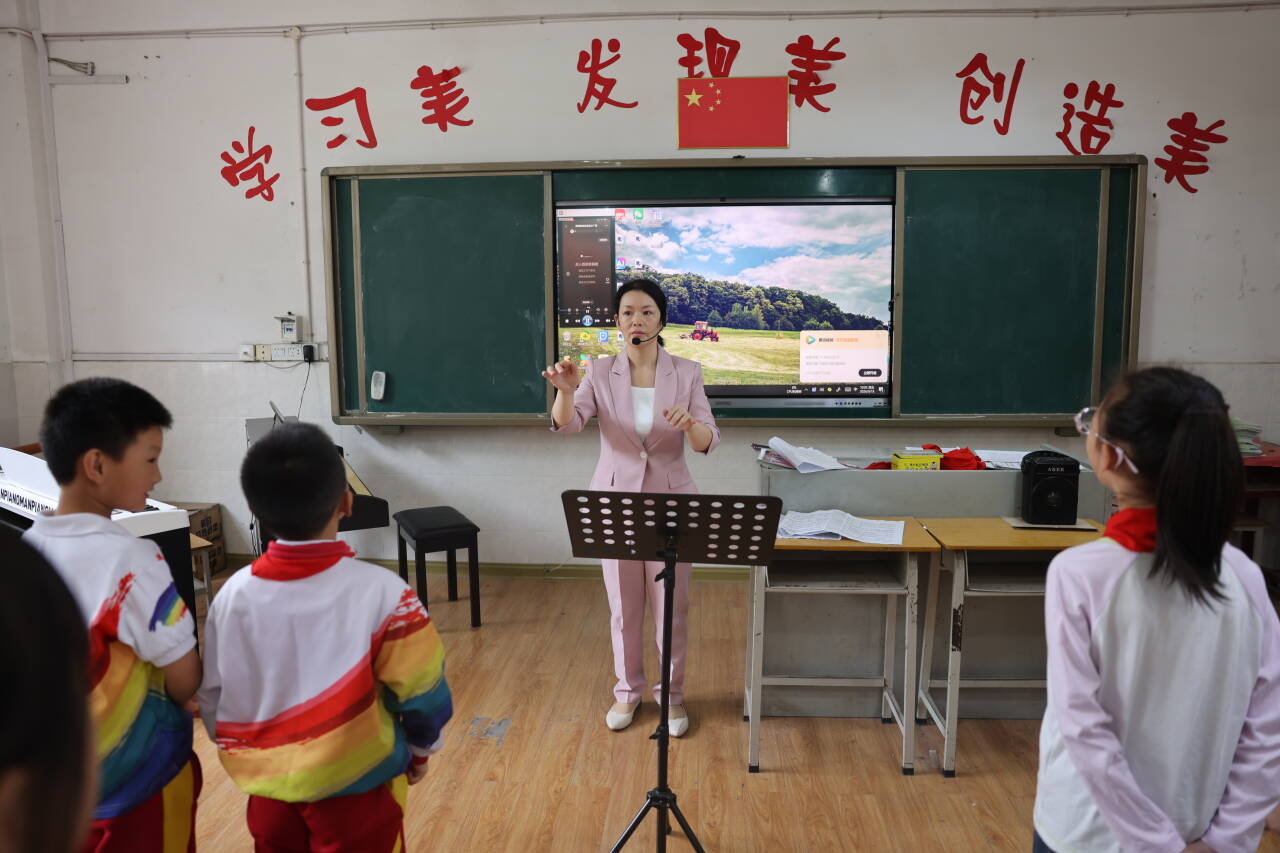 榜样的力量|周文娟：十七载扎根山区育桃李  初心如炬守护学子梦