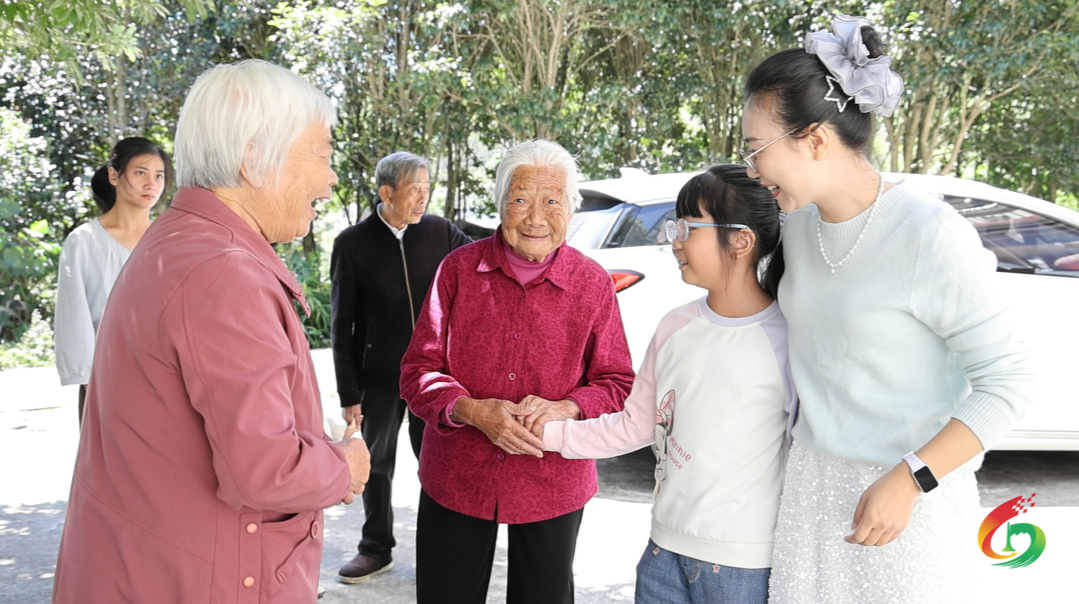 百岁寿星何金明：恬淡豁达享长寿 优良家风润后人