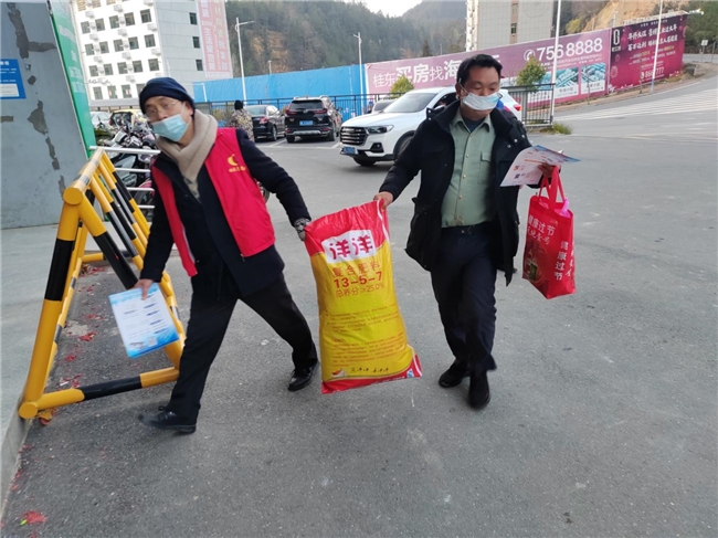 情暖归乡路 志愿润人心——桂东“红马甲”用善举书写春运暖心故事