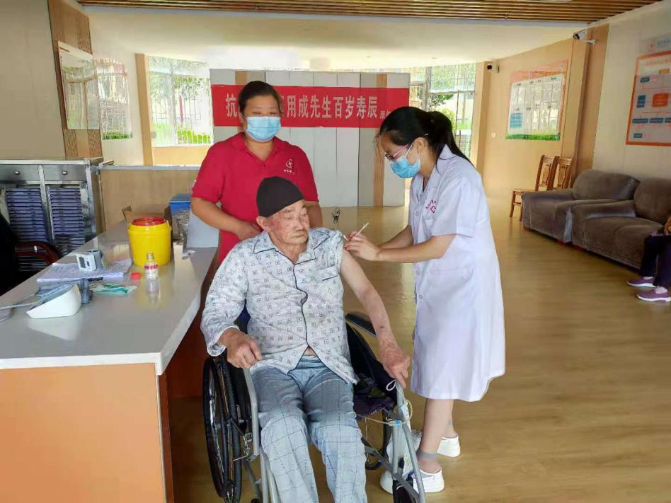 流动接种小分队为百岁老兵接种疫苗