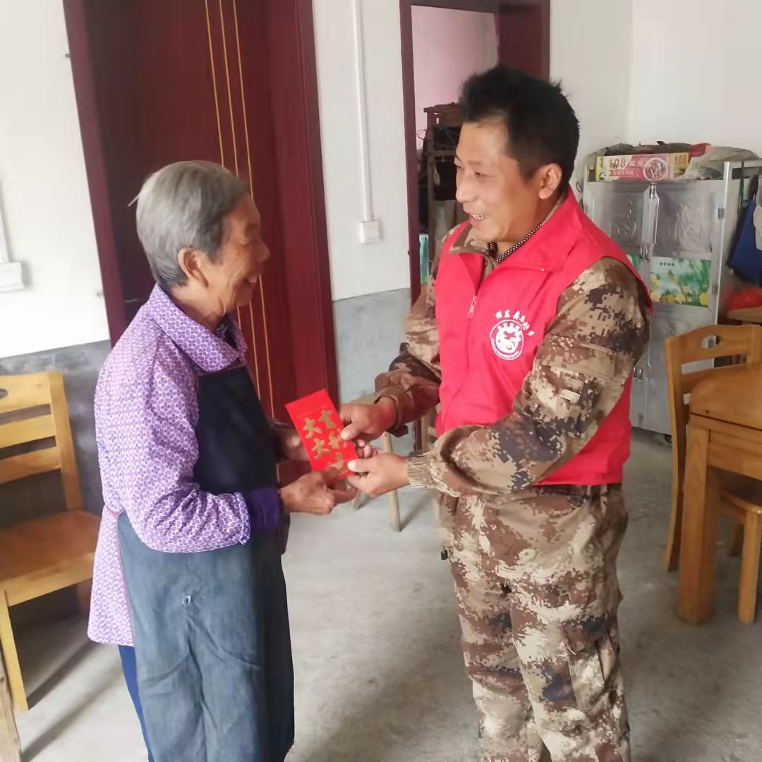 新坊乡重阳节前夕走访慰问80岁以上高龄老人