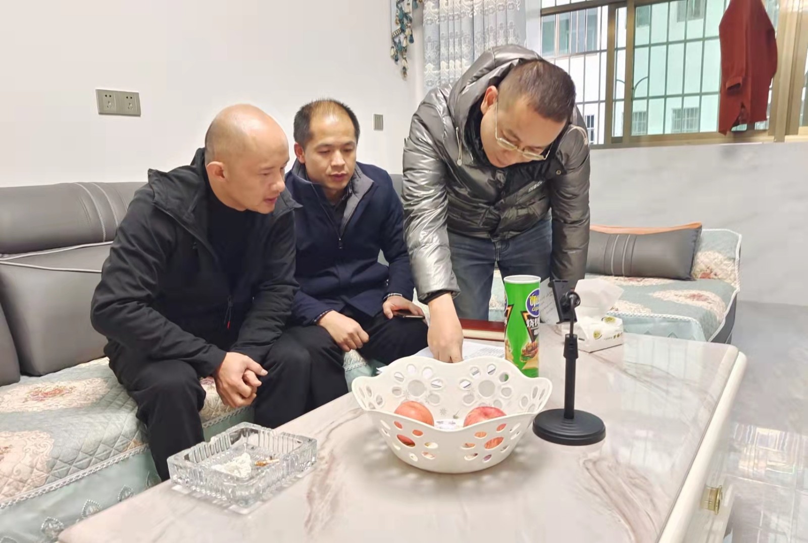 新坊乡：入户开展政策宣导 巩固易地搬迁成果