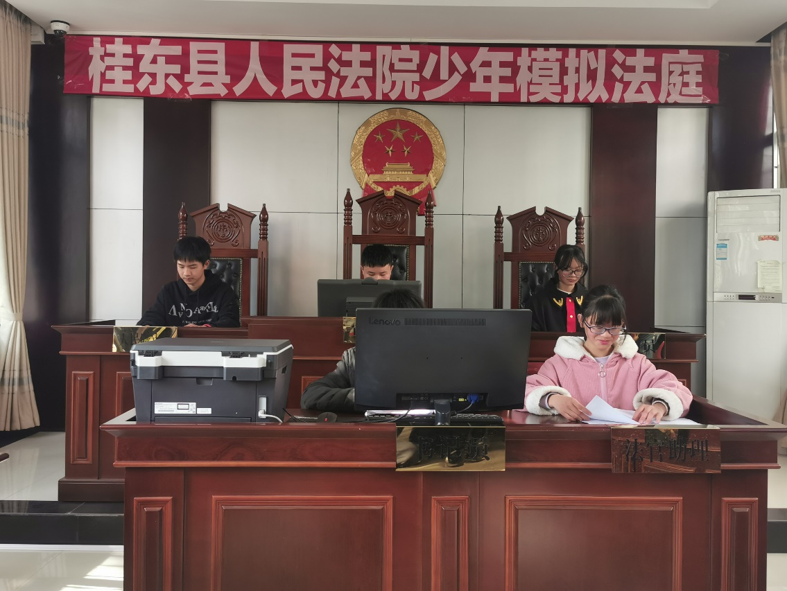 寨前镇：“小法官”走进模拟法庭