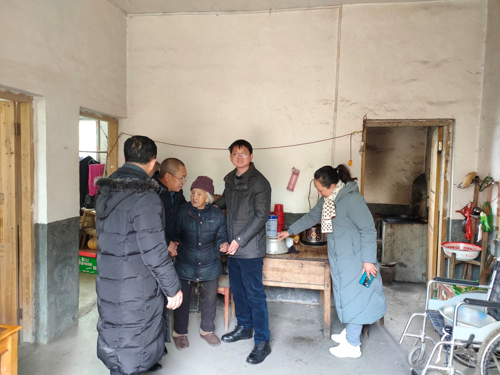 寨前镇：积极开展敲门送温暖行动
