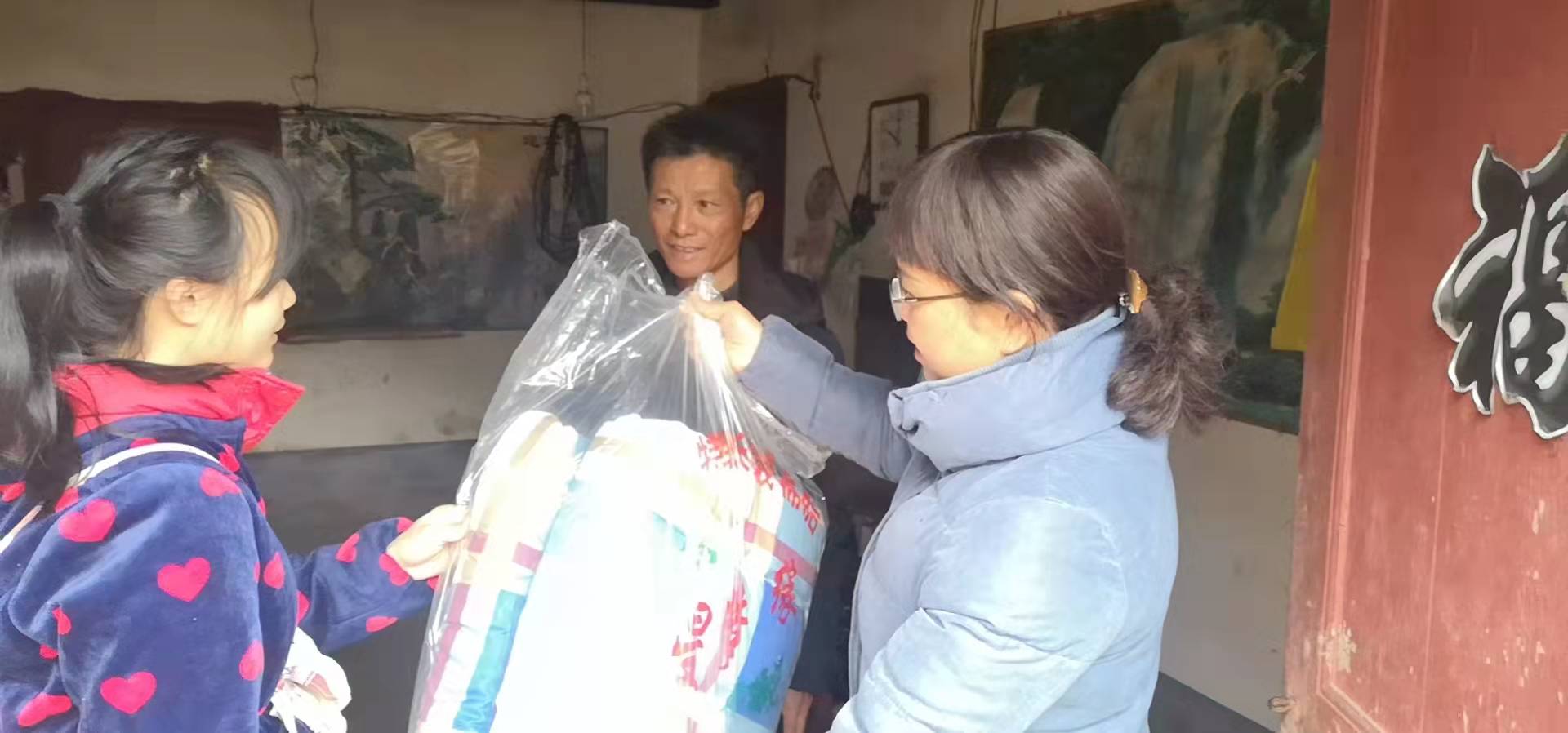 青山乡人大：代表送温暖 寒冬慰人心