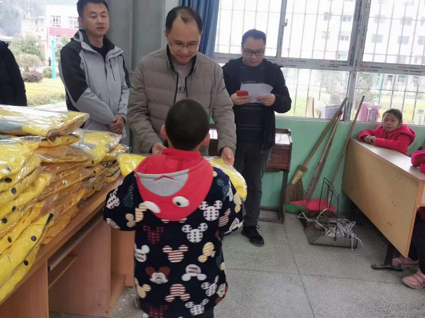 青山乡：人大代表进校园关爱留守儿童