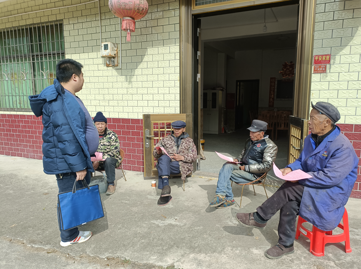 新坊乡：敲门行动再发力 安全防范不松懈