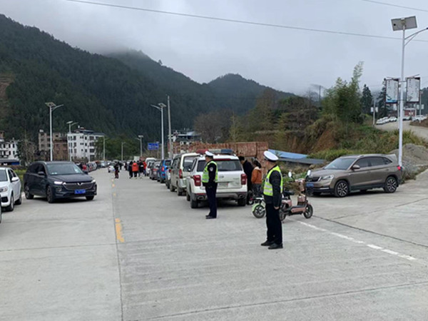 县交警大队开展农村道路交通安全专项整治