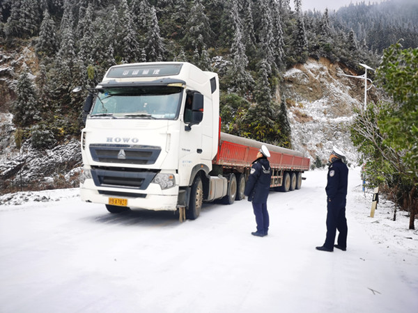 雨雪交加，桂东县公安局交警大队坚守一线为群众出行保驾护航