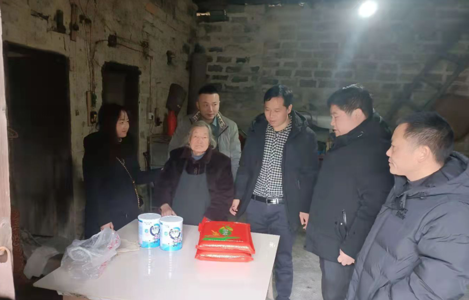 沤江镇：寒冬送温暖，情暖五保户