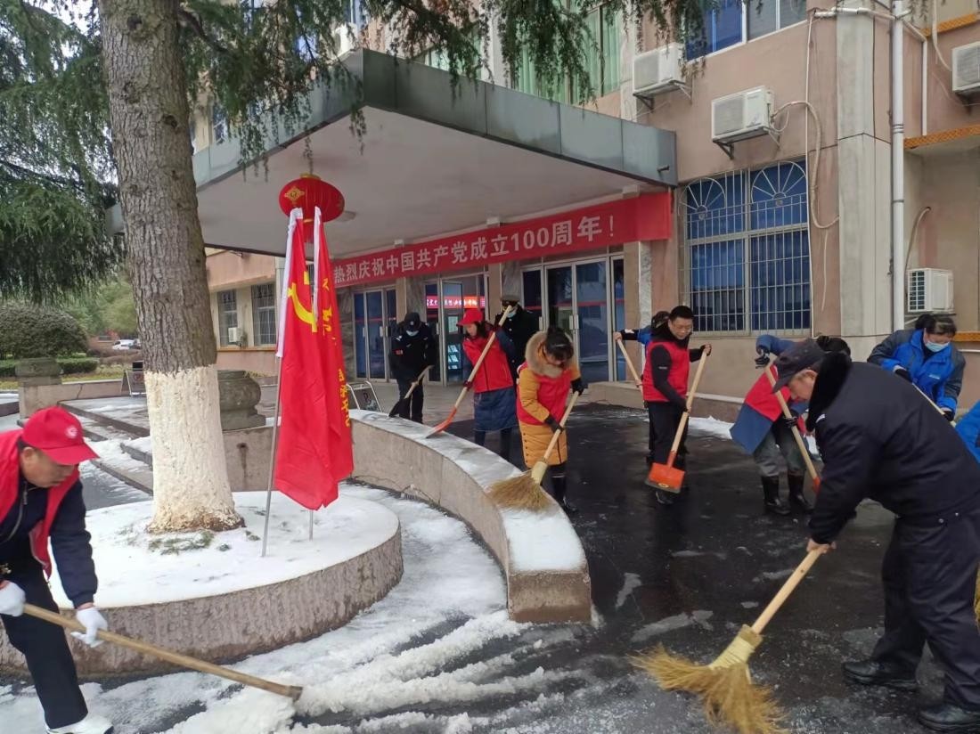 县机关事务服务中心积极开展应对低温冰雪天气志愿服务活动