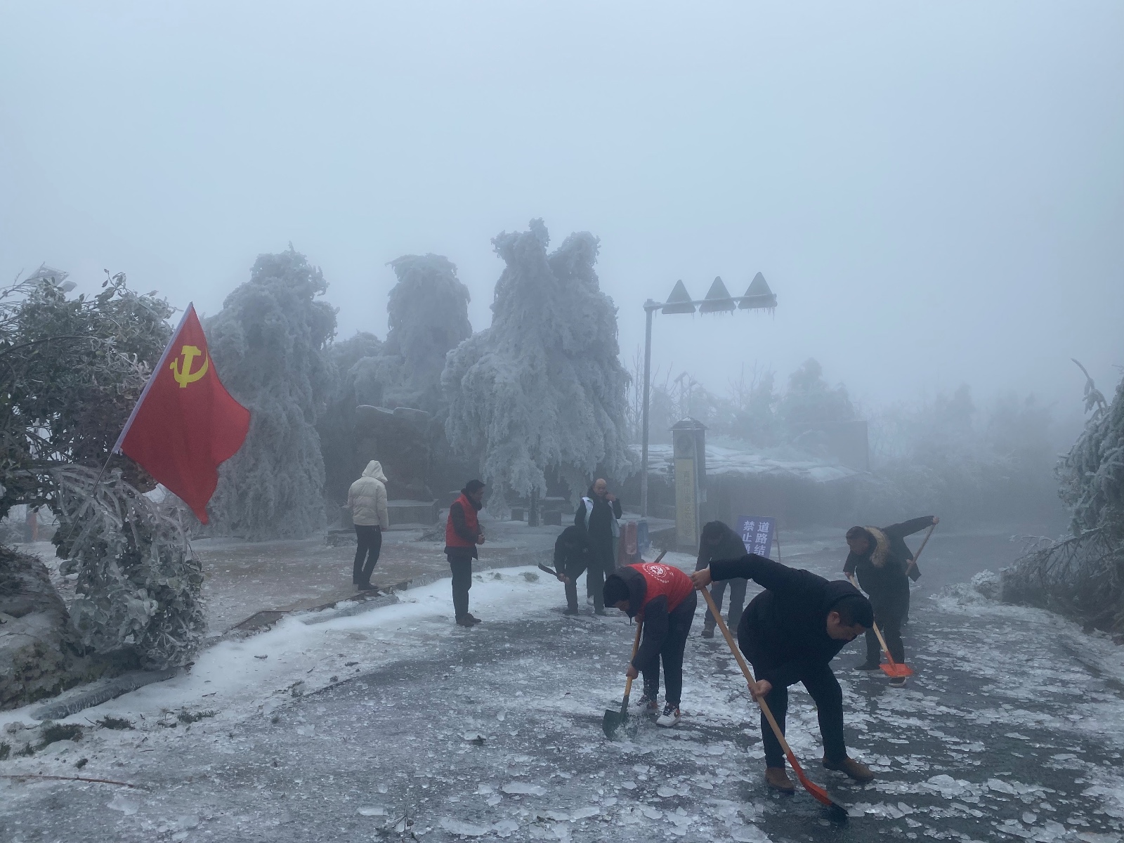 铲雪除冰办实事 战斗堡垒聚民心