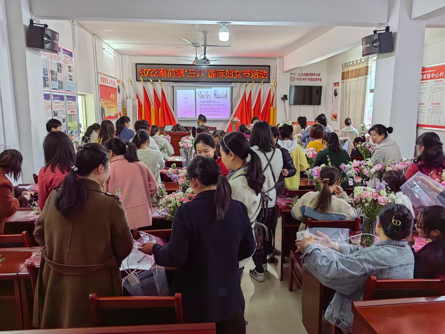寨前镇：巧手插花 欢度节日